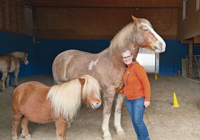 Hat den Hof umgebaut: Stiftungspräsidentin Gabriela Pernter Volpe; auf dem Bild mit ihrem Freiberger-Wallach Niggi, mit dem alles begann. Foto: Fabia Maieroni
