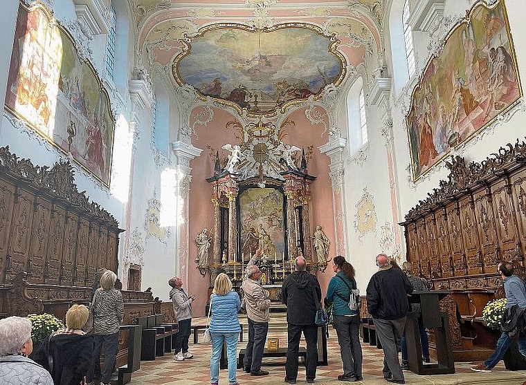 Sachlich und humorvoll: Peter Koller (Mitte, mit erhobener Hand) erklärt die Deckengemälde des Doms. Foto: Axel Mannigel