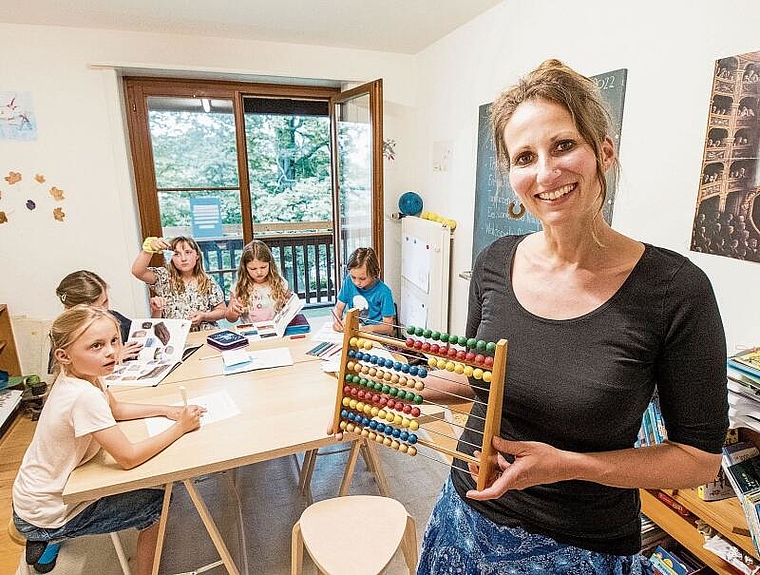 Lernen zu Hause und im Klassenzimmer: Damit Kinder ein engeres Verhältnis zu den Lehrpersonen aufbauen können,