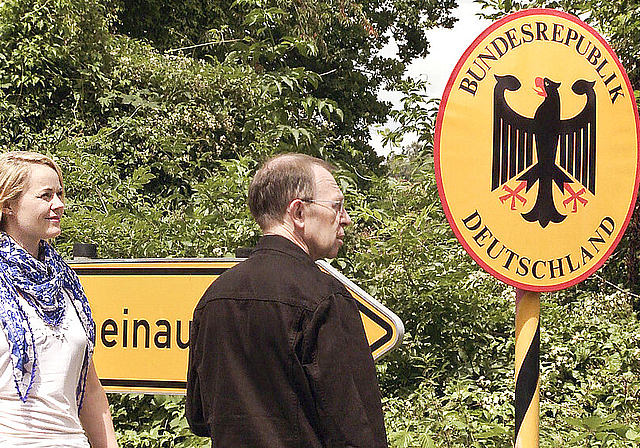 Beim Grenzübertritt in den «grossen Kanton»: Viktor Giacobbo – er wird am 30. August in Reinach sein – und Natalie Rickli.  ZVG