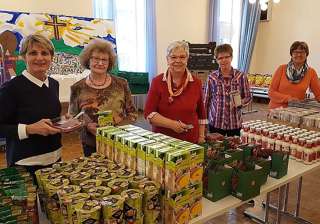 Für die Gute Sache: Margrith Aeschi (l.) und ihr Team sorgen für die gerechte Verteilung der Lebensmittel. Foto: Melanie Brêchet