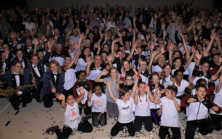 <em>Gemeinsames Fotoshooting: </em>Stadtmusik, Turnverein Laufen und Publikum. Foto: Jürg Jeanloz