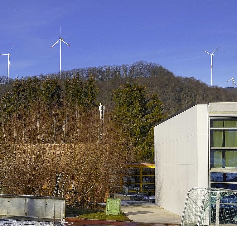 <em>Visualisiert: </em>Ansicht Windpark von Turnhalle Schulhaus Eich, Kleinlützel. Foto: zvg
