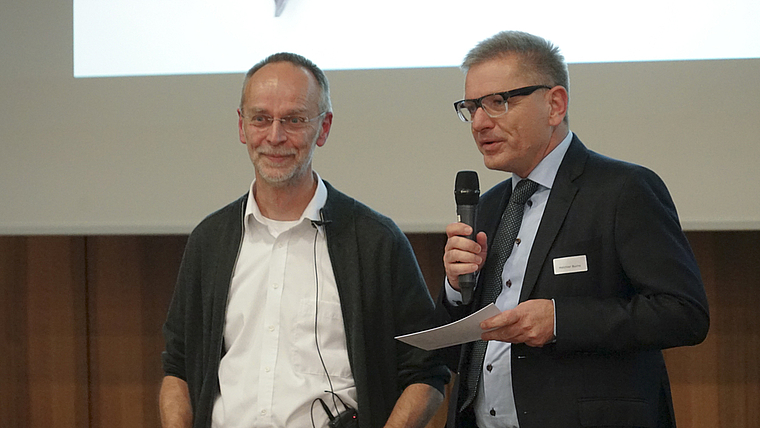 Reiter, Pferdeflüsterer, Unternehmensberater: Bernd Osterhammel (l.) wird nach
