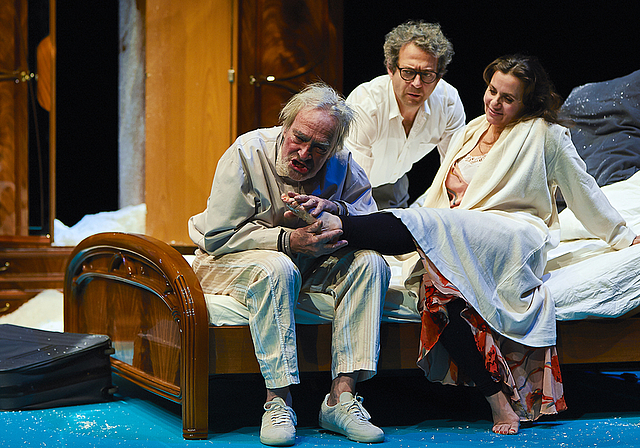 Kammerspiel: Der nächtliche Ruhestörer Gunkel (Urs Bihler, l.) bei Jona (Daniel Hajdu) und Leviva Popoch (Naomi Krauss). Foto: ZVG/Lucia Hunziker