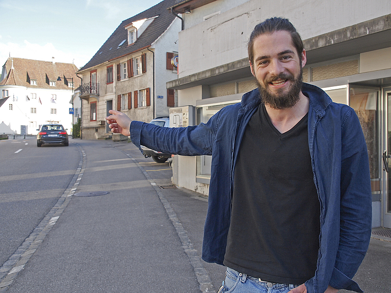 Ric Capafons weist den Weg: Das Aescher Schloss ist der Brennpunkt der nächsten Aescher Kulturnacht. Foto: Tobias Gfeller