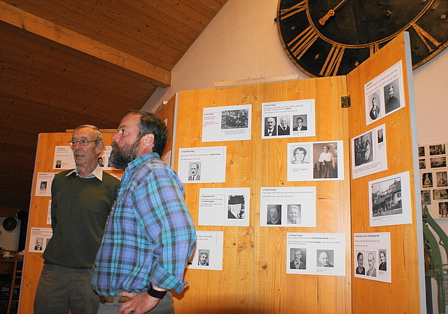 Albert Pflugi (l.) und Ambros Hänggi gehen mit der Kirchenuhr einig: Die Aufarbeitung der Dorfnamen brauchte viel Zeit.   Foto: Roland Bürki