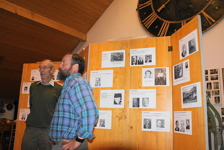 Albert Pflugi (l.) und Ambros Hänggi gehen mit der Kirchenuhr einig: Die Aufarbeitung der Dorfnamen brauchte viel Zeit. Foto: Roland Bürki