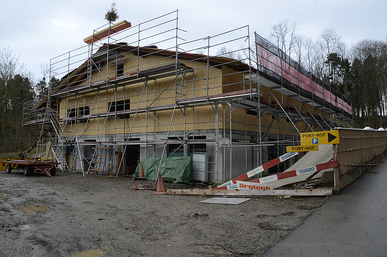Wieder optimistisch: Nach einer Phase der Stagnation und Ungewissheit geht es mit dem Bau des Ponyhofs vorwärts.  Foto: Heiner Leuthardt