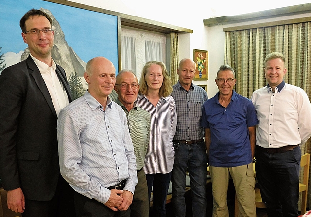 Gründung geglückt: (v. l.) Notar Martin Schreier, Bernhard Heeb, Kurt Stampfli, Anna Ursina Müller, Andreas Vögtli, Andreas Abgottspon, Claudio Schwob.Foto: Th. Brunnschweiler