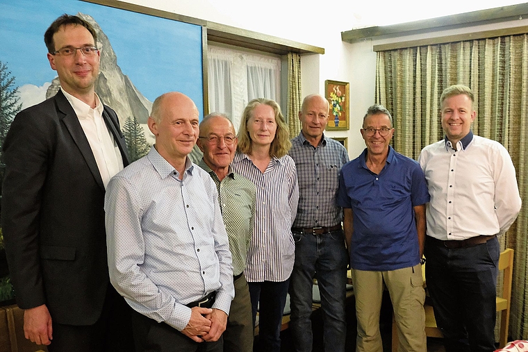 Gründung geglückt: (v. l.) Notar Martin Schreier, Bernhard Heeb, Kurt Stampfli, Anna Ursina Müller, Andreas Vögtli, Andreas Abgottspon, Claudio Schwob.Foto: Th. Brunnschweiler