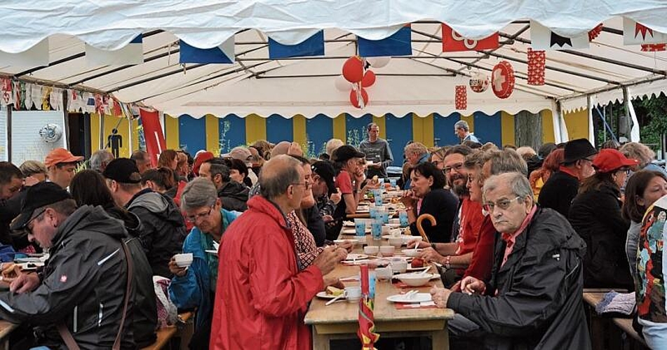 Gut gefüllt: das Festzelt in der Badi.