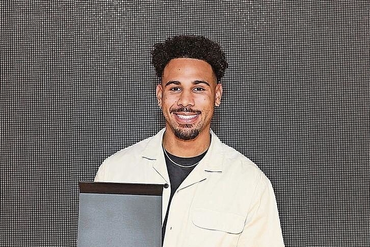 Preisträger: Jason Joseph strahlt mit dem Kantonswappen um die Wette.