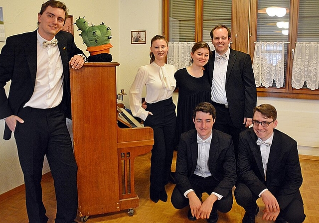 The Harmonists mit Basler Humor: (v.l.) Tobias Wurmehl (Bass), Michelle und Lena Kissóczy (Klavier/Klavierassistenz), Raphael Ilg (Tenor 2), Timothy Löw (Tenor 1) und Matthias Zuppinger (Bariton). Foto: Roland Bürki