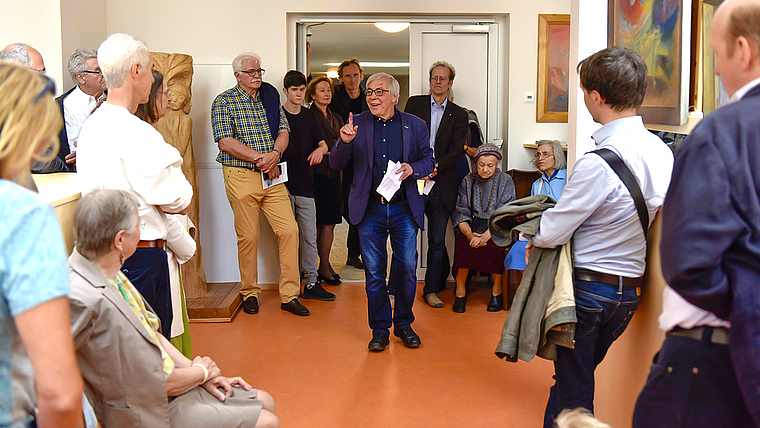 «Der Welt entfremdet, aber nicht weltfremd»: Walter Kugler betonte in seinen Ausführungen, dass im Kunst-Schau-Depot die anthroposophische Kunst aus der Anonymität heraustrete. Foto: zVg/Anna Krygier
