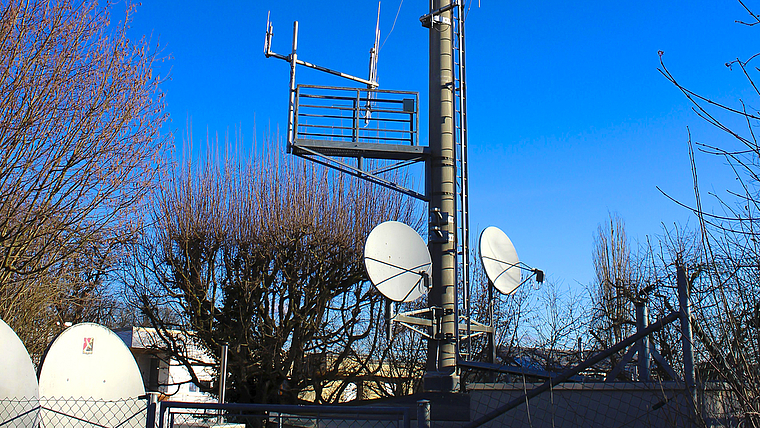 Noch auf Empfang: Zumindest bis Ende 2020 wird das Reinacher Kabelnetz über diese Antenne durch die InterGGA betrieben.  Foto: Caspar Reimer