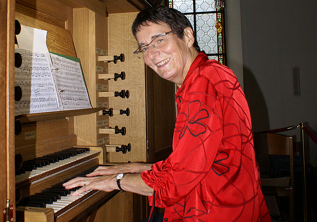 Freude am Spiel: Monika Henking an der Brosy-Orgel.   Foto: Jürg Jeanloz