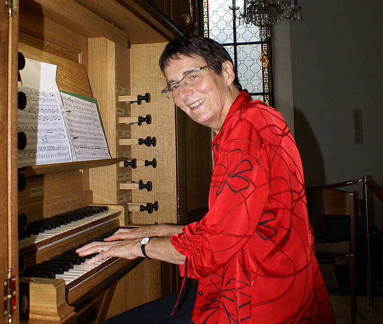 Freude am Spiel: Monika Henking an der Brosy-Orgel. Foto: Jürg Jeanloz