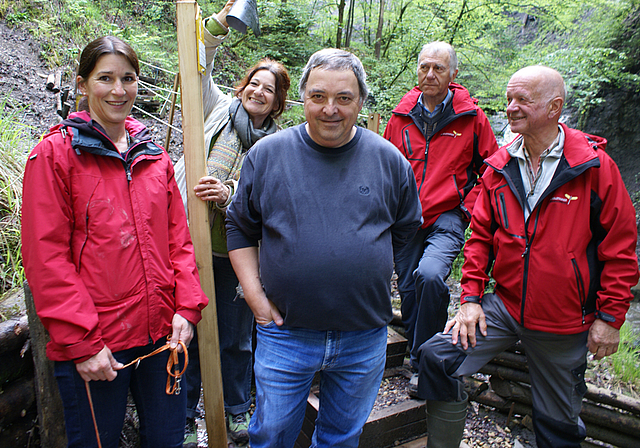 Enthüllung der Tafel: (v.l.) Gemeinderätin Barbara Rösler, Gemeinderätin Linda Mischler, Gemeindeverwalter Ernst Winistörfer, (alle Himmelried), Hans Küpfer und Dieter Iselin, (beide Solothurner Wanderwege).  Foto: Jürg Jeanloz