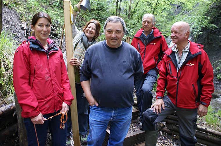 Enthüllung der Tafel: (v.l.) Gemeinderätin Barbara Rösler, Gemeinderätin Linda Mischler, Gemeindeverwalter Ernst Winistörfer, (alle Himmelried), Hans Küpfer und Dieter Iselin, (beide Solothurner Wanderwege). Foto: Jürg Jeanloz