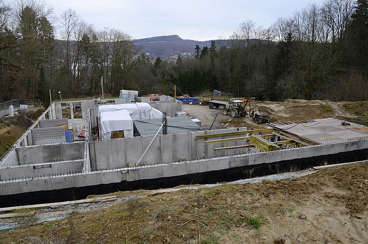 Momentaufnahme: Bis Mitte Jahr soll der Rohbau des Ponyhofs stehen. Foto: Heiner Leuthardt