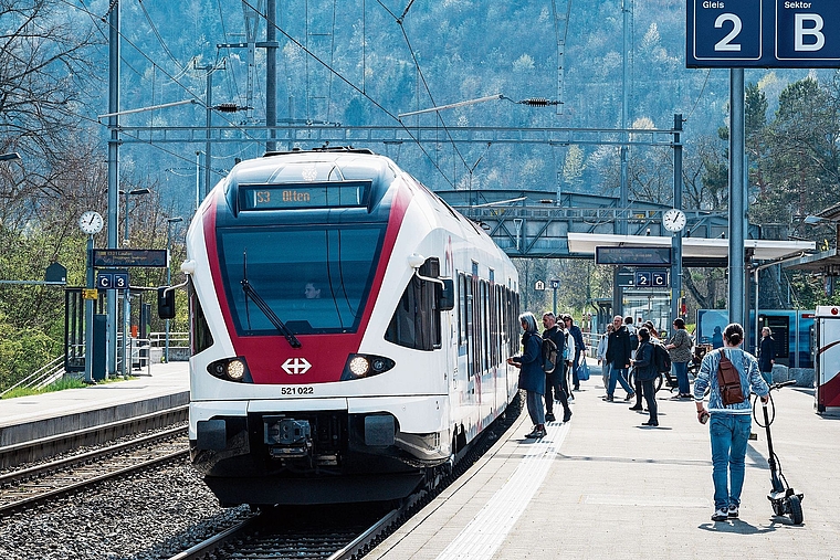 Beliebt: ein Zug der Linie S3 beim Bahnhof in Aesch. Foto: Kenneth Nars