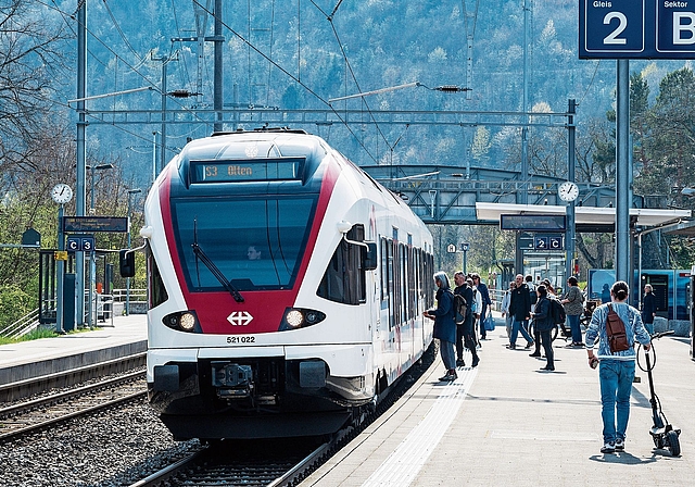 Beliebt: ein Zug der Linie S3 beim Bahnhof in Aesch. Foto: Kenneth Nars