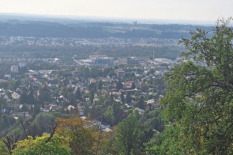 Auch ohne Feuerwerk sehenswert: die Aussicht von der Burg über Arlesheim. Auch ohne Feuerwerk sehenswert: die Aussicht von der Burg über Arlesheim.