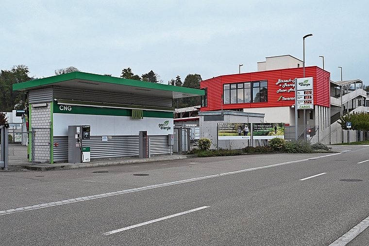 Bleibt bestehen: die Erdgas-Tankstelle der Gasverbund Mittelland AG im Tal in Arlesheim. Foto: Fabia Maieroni