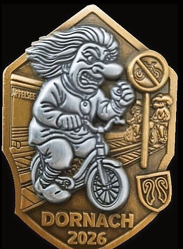 Sujet Apfelsee-Unterführung: Ein Waggis fährt erzürnt über die Gleise. Foto: zVg