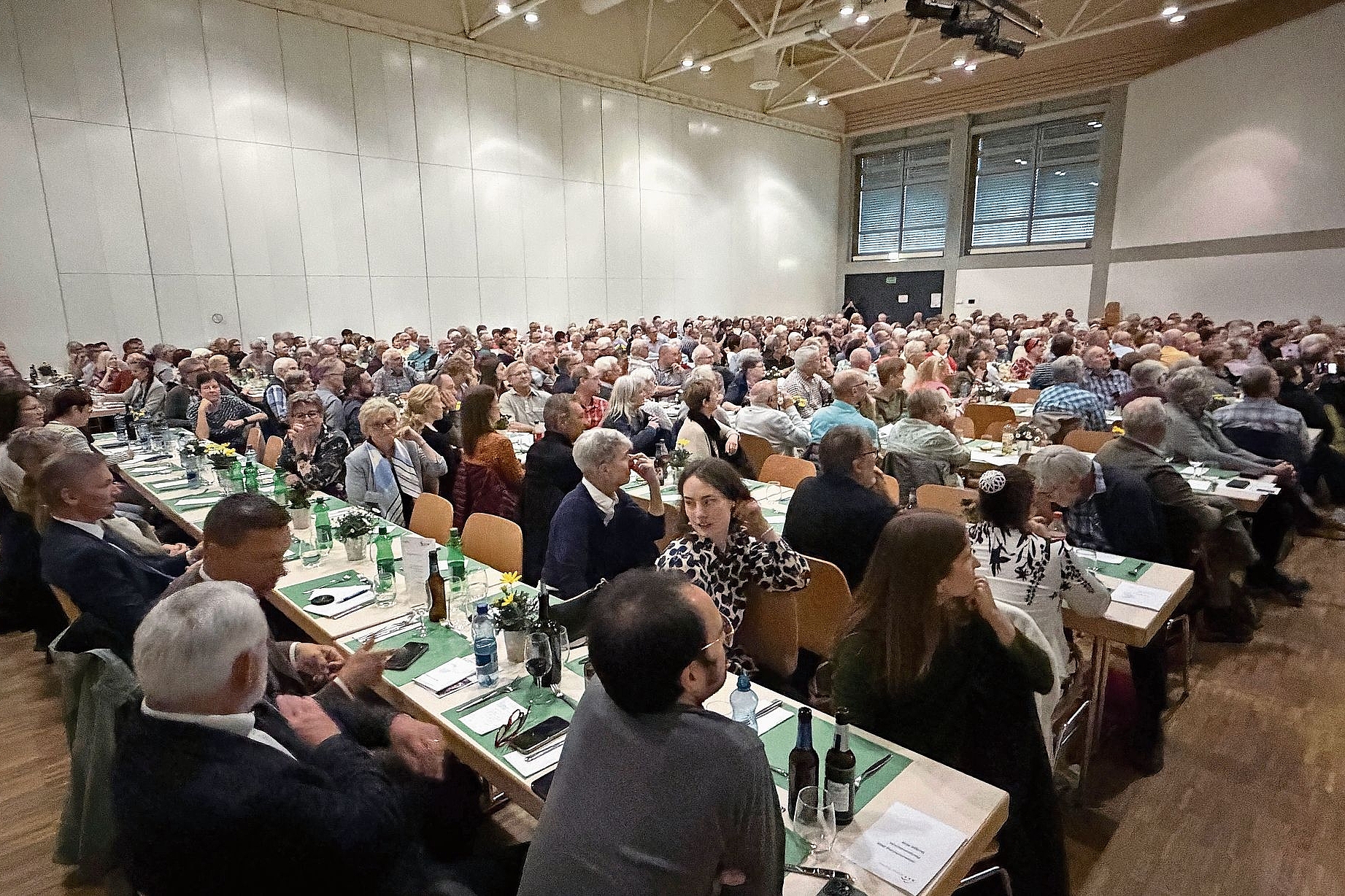 Voller Saal: Rund 400 Personen nahmen an der GV des HEV teil. Fotos: Gaby Walther