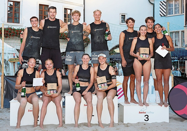Viele Gewinner: Die Siegerinnen und Sieger der A2 Swiss Volley Beachtour vereint. Fotos: eh-presse