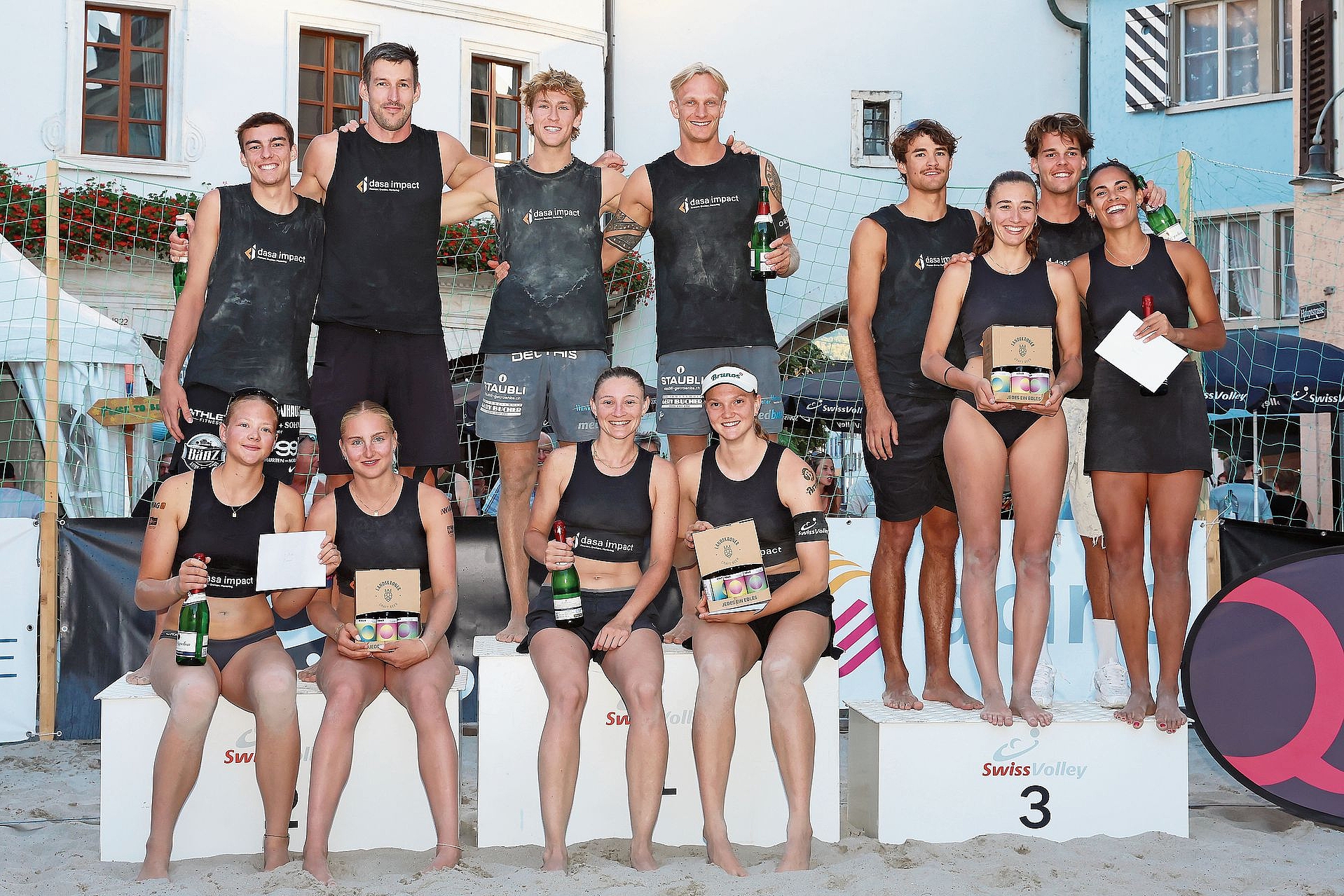 Viele Gewinner: Die Siegerinnen und Sieger der A2 Swiss Volley Beachtour vereint. Fotos: eh-presse Viele Gewinner: Die Siegerinnen und Sieger der A2 Swiss Volley Beachtour vereint. Fotos: eh-presse