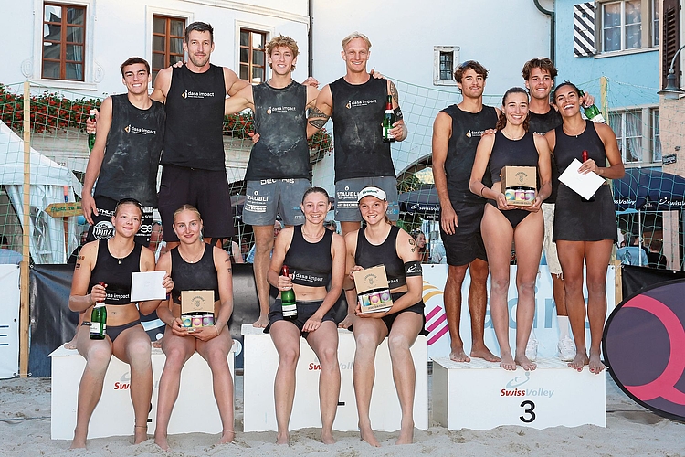 Viele Gewinner: Die Siegerinnen und Sieger der A2 Swiss Volley Beachtour vereint. Fotos: eh-presse Viele Gewinner: Die Siegerinnen und Sieger der A2 Swiss Volley Beachtour vereint. Fotos: eh-presse