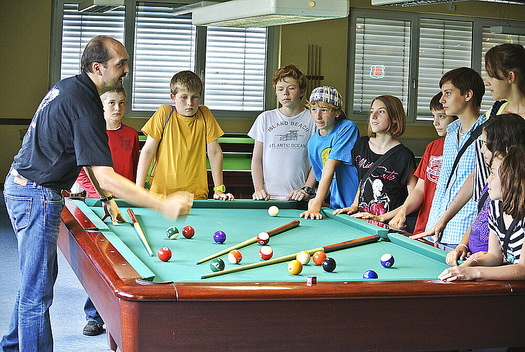 Billard ist auch Sport: Gespannt lauschen die Jugendlichen den Ausführungen von Lorenz Tschumi. Foto: Bea Asper
