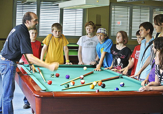 Billard ist auch Sport: Gespannt lauschen die Jugendlichen den Ausführungen von Lorenz Tschumi.  Foto: Bea Asper