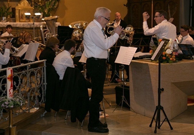 Premiere mit Bravour bestanden: Martin Schaad (r.) dirigierte sein erstes Konzert mit dem Musikverein Kleinlützel.Urs Borer, hier mit Cornet, trat als zweifacher Solist auf. Foto: Martin Staub