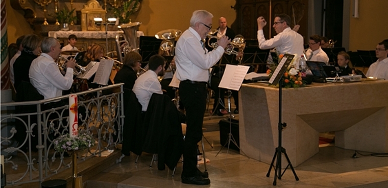 Premiere mit Bravour bestanden: Martin Schaad (r.) dirigierte sein erstes Konzert mit dem Musikverein Kleinlützel.Urs Borer, hier mit Cornet, trat als zweifacher Solist auf. Foto: Martin Staub