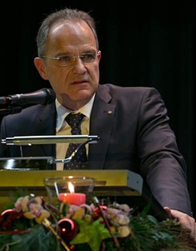 Präsentierte die erfolgreichen Maturandinnen und Maturanden: Ein sichtlich zufriedener Rektor Isidor Huber. Präsentierte die erfolgreichen Maturandinnen und Maturanden: Ein sichtlich zufriedener Rektor Isidor Huber.