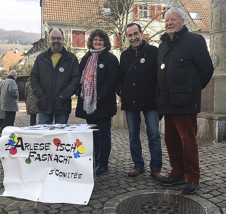 Das Arlesheimer Fasnachtscomité mit Badge-Künstler: Ruedi Meury (Vorsitzender), Daniela Meury (Werbung), Anton Meier (Finanzen) und Daniel Prod’Hom (v. l.). Foto: Caspar Reimer