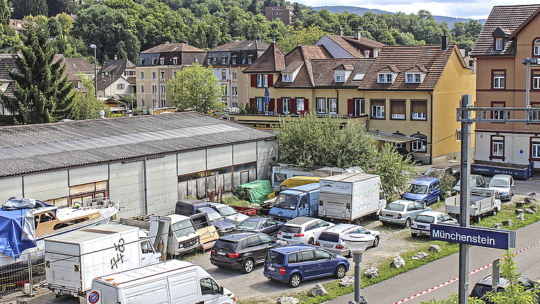 Abstellplatz für Schiffe: In unmittelbarer Bahnhofsnähe sollen hier im Gstad Wohnungen und Geschäftsräume entstehen.
