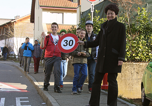 Die Kinder freuts: Juliana Nufer zeigt, wo im Gebiet Gymnasium-Bleiholle die 30er-Zone beginnen wird.  Foto: Gini Minonzio