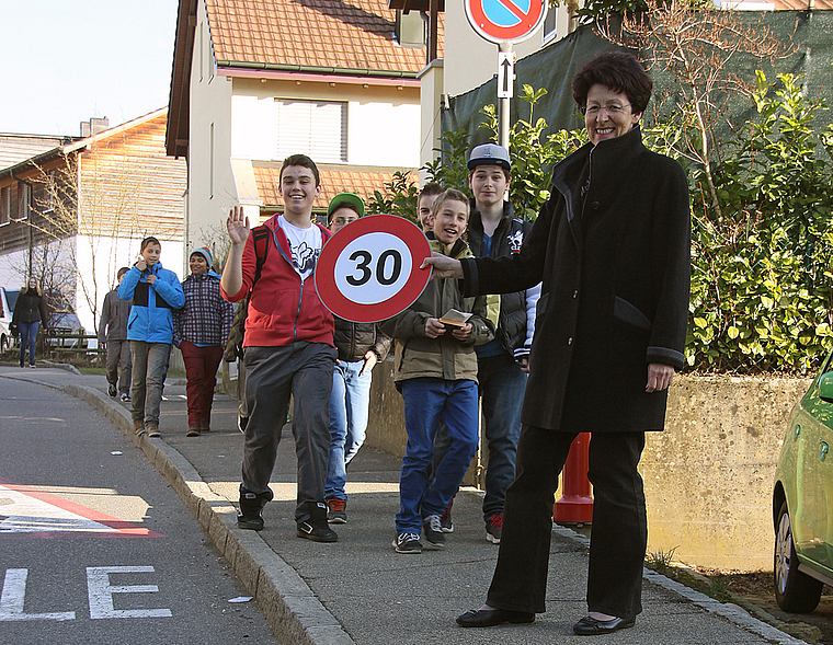 Die Kinder freuts: Juliana Nufer zeigt, wo im Gebiet Gymnasium-Bleiholle die 30er-Zone beginnen wird.  Foto: Gini Minonzio