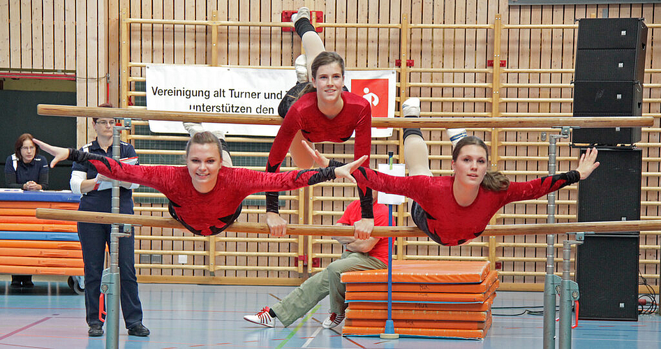 Nur fliegen ist schöner: Ein Team bei ihrer Barrenübung.