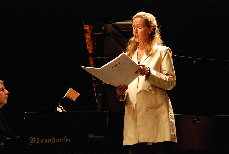 Gediegen: Sopranistin Marion Ammann aus Dornach trug an der Vernissage des 90. Jahrgangs des «Schwarzbueb» vertonte Texte