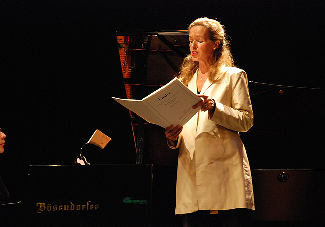 Gediegen: Sopranistin Marion Ammann aus Dornach trug an der Vernissage des 90. Jahrgangs des «Schwarzbueb» vertonte Texte