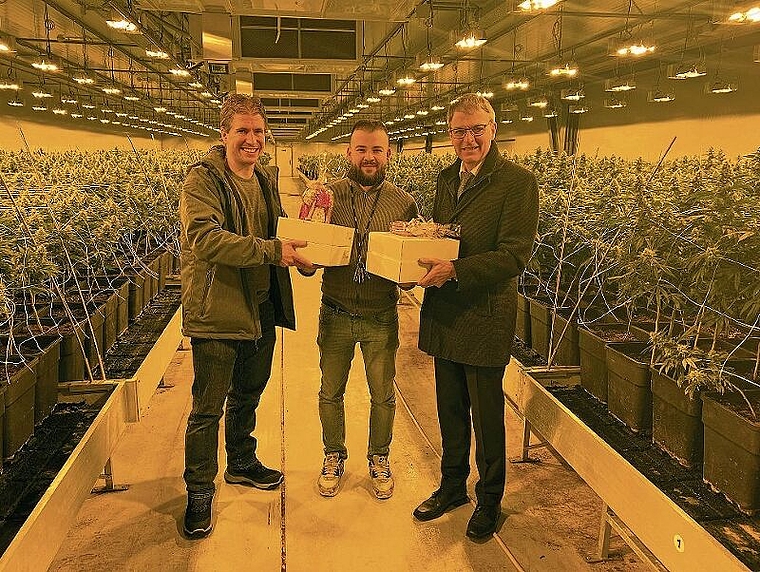 Rundgang durch die Anlage: Wirtschaftsförderer Thomas Boillat (l.) und Breitenbachers Gemeindepräsident Dieter Künzli (r.) gratulieren Mischa Gribi, einem der Firmengründer, zum Erfolg. Foto: Bea Asper