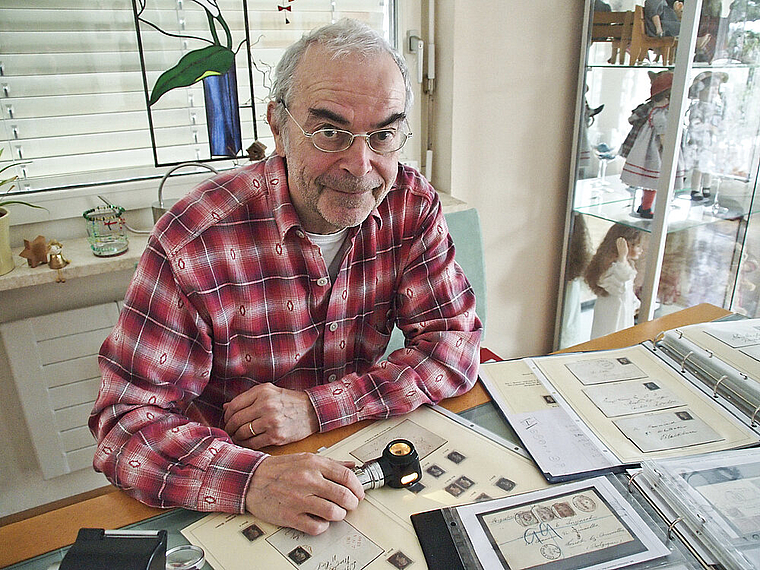 Auf der Suche nach der «Penny Black»: Martin Baumann bei der Arbeit an seiner Sammlung. Foto: Tobias Gfeller