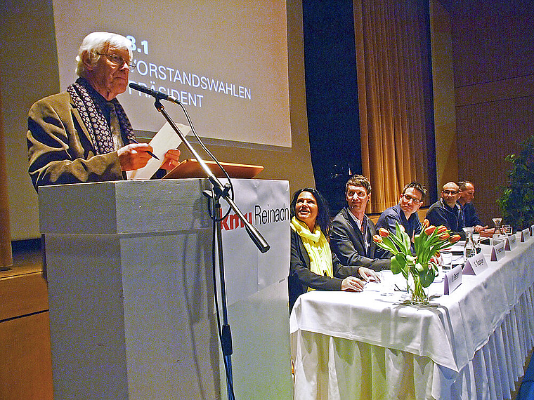 Wahlen: Ehren- und Tagespräsident Willy Göttin verkündet, dass Ute Gasser als Präsidentin und Sven Suppiger, Daniel Haldemann, Sven Reiniger sowie Simone Brugger als Vorstandsmitglieder wiedergewählt sind. Marc Weber (ganz rechts) tritt zurück.