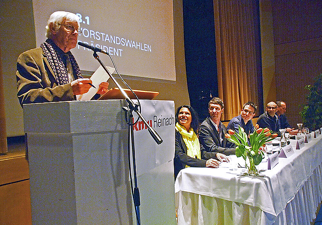 Wahlen: Ehren- und Tagespräsident Willy Göttin verkündet, dass Ute Gasser als Präsidentin und Sven Suppiger, Daniel Haldemann, Sven Reiniger sowie Simone Brugger als Vorstandsmitglieder wiedergewählt sind. Marc Weber (ganz rechts) tritt zurück.